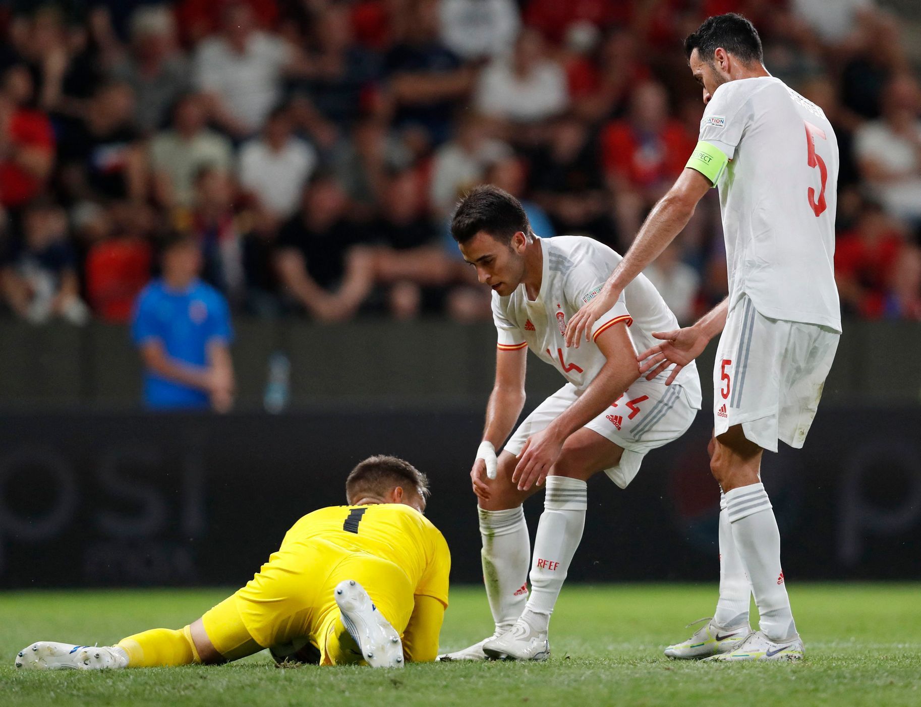 Překonaný Tomáš Vaclík a radující se Sergio Busquets a Inigo Martinez v zápase Ligy národů Česko - Španělsko