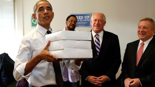 Barack Obama přináší krabice s pečivem jako vzpruhu do předvolebního štábu illinoiského guvernéra Pata Quinna v Chicagu, kde demokratický politik usiluje o znovzvolení.