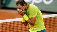 Za dva dny oslaví šestatřicáté narozeniny. Na French Open nepřijel ideálně připravený, laboroval se zraněními. Dva dny před zápasem s Novakem Djokovičem hrál čtyři hodiny a pět setů. Byl podceňován, neměl mít šanci. Rafael Nadal to přesto znovu dokázal.