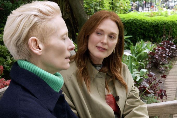 Tilda Swinton a Julianne Moore ve filmu Vedlejší pokoj.