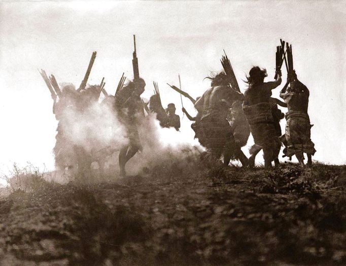 Podívejte se na unikátní magické kouzlo starých fotografií amerických indiánů jak je zachytil okolo roku 1900 fotograf Edward Sheriff Curtis.