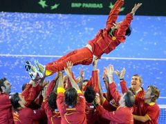 Zraněný Nadal neodcestoval ani k finále Davis Cupu do Argentiny, přesto se Španělé už po čtvrtém utkání radovali z nečekaného triumfu.  Davisův pohár získali potřetí v historii.