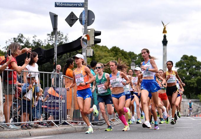 Tereza Hrochová (růžové podkolenky) na trati maratonu při ME v Mnichově