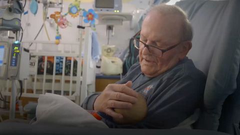Dojemné video. JIP dědeček v nemocnicích rozdává lásku novorozencům