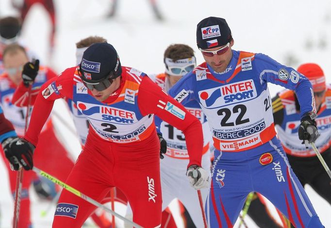 Jiří Magál (22) jede přibližně v polovině závodu za budoucím vítězem Petterem Northugem.