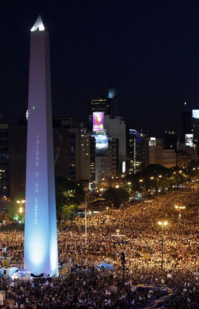 Thousands demonstrate on 9 de Julio avenue next to the Obelisk of Buenos Aires November 8, 2012. Following a huge turnout at a similar protest in September, demonstrators are expected to take to the streets of major cities to protest a de facto ban on buying dollars and a possible bid to overhaul the constitution so President Cristina Fernandez could run for a third term. The demonstrators are not aligned with any particular opposition party and they have organized the protests via social media. Fernandez's popularity has fallen to about 30 percent since she was elected last year with a comfortable 54 percent of the vote. REUTERS/Marcos Brindicci (ARGENTINA - Tags: POLITICS CIVIL UNREST) Published: Lis. 9, 2012, 12:54 dop.