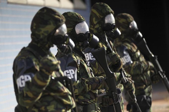 Brazilian army soldiers wearing chemical suits participate in an anti-terror simulation exercise as part of the preparation for the upcoming 2013 FIFA Confederations Cup in Brasilia. May 22, 2013. About 100 soldiers took part in the exercise which include preventive strikes against chemical, biological and radiological weapons conducted around Mane Garrincha National Stadium, according to an official statement. REUTERS/Ueslei Marcelino (BRAZIL - Tags: SPORT SOCCER MILITARY) Published: Kvě. 22, 2013, 9:46 odp.