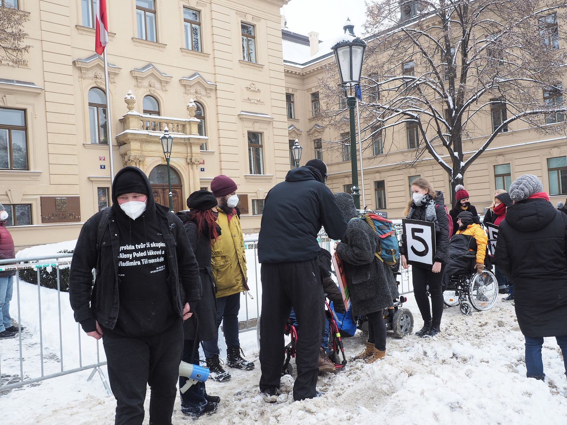 Klárov 2 - demonstrace - pátý stupeň, postižení, handicapovaní, vozíčkáři, sníh, zima