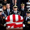 Pohřeb George Bushe staršího.