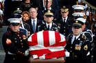 Pohřeb George Bushe staršího.