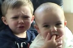 "Au! Charlie mě kousl!" Virální video s roztomilými brášky se vydražilo za 16 milionů