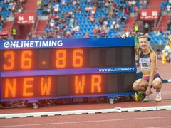 Femke Bolová připravila na netradiční trati 300 metrů překážek Zuzanu Hejnovou o nejlepší čas historie výkonem 36,86.