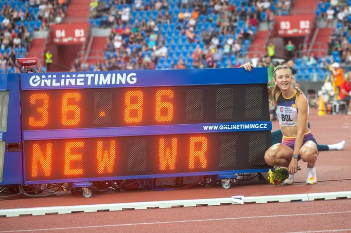 Femke Bolová připravila na netradiční trati 300 metrů překážek Zuzanu Hejnovou o nejlepší čas historie výkonem 36,86.