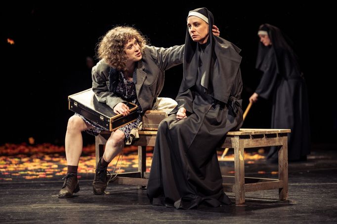 Berenika Anna Mikeschová jako Bohdanka a Veronika Lazorčáková v roli Tobie.