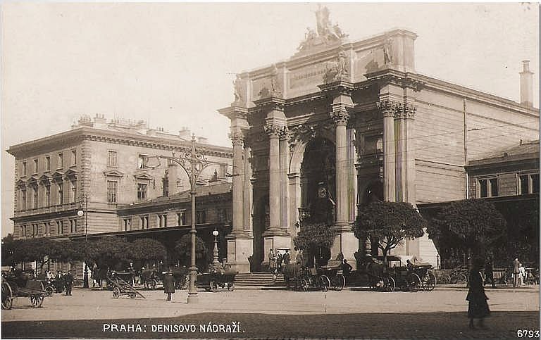 Nádraží Praha-Těšnov na archivní pohlednici z počátku 20. století