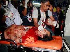 Ambulance odváží do nemocnice oběť granátového útoku před sídlem vlády v Bangkoku