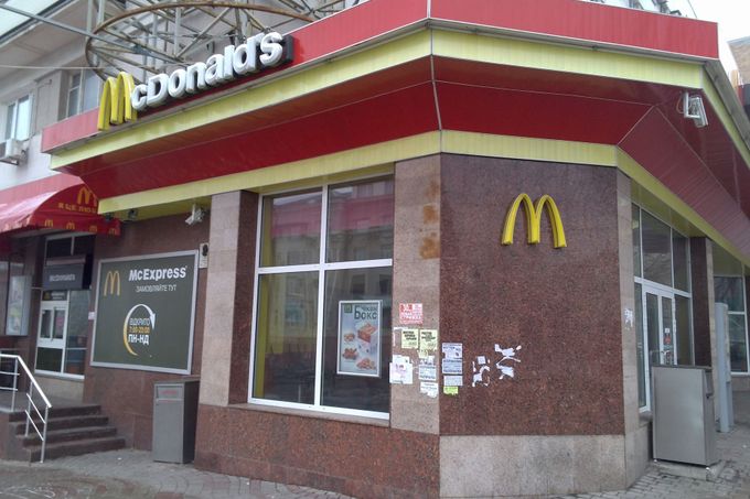 Zavřený McDonalds v centru Doněcka.
