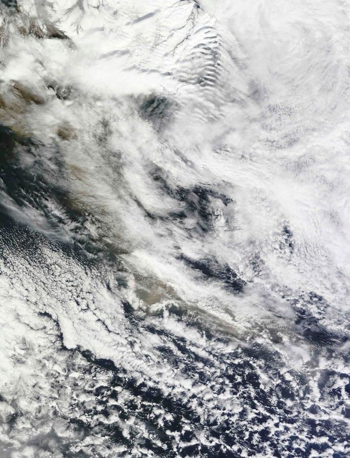 Satelit MODIS zaslal snímek, který ukazuje šíření popílku z vulkánu Grímsvötn v úterý 24. května. Snímek nebyl nijak kolorován.