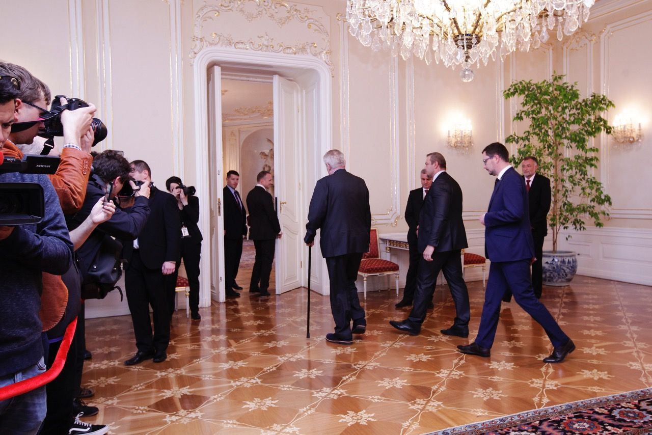 Schůzka Bohuslava Sobotky a Miloše Zemana na Hradě kvůli demisi vlády