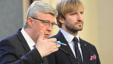 Vojtěch: Ve školách bude možné od úterý částečně sundat roušky, s výjimkou tří krajů