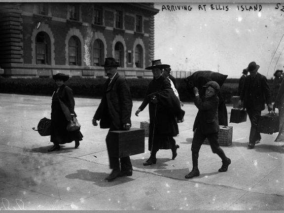 Už jsou tady... Ellis Island, New York, 1907
