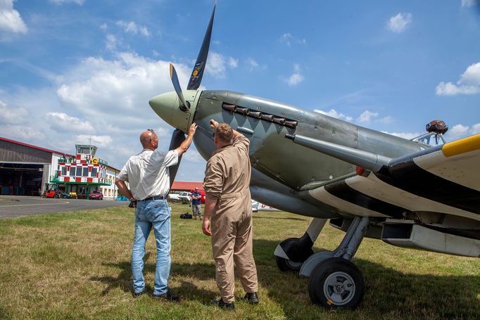 Pilot historické bojové stíhačky Spittfire Roman Vojta