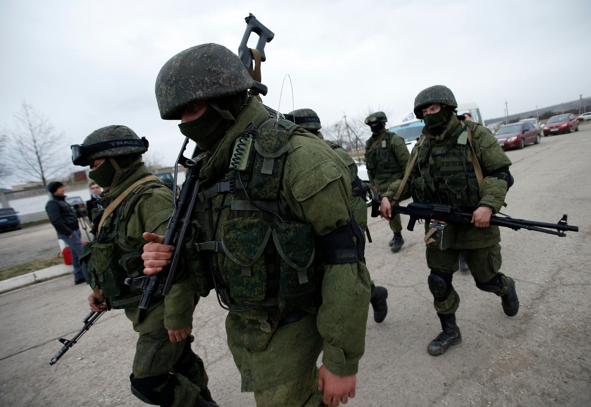 Vojáci v obci Perevalnoje u Simferopolu.