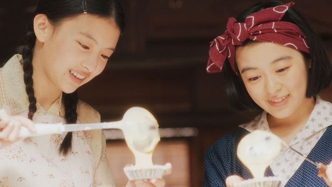 Dvě nerozlučné kamarádky odjíždějí do Kjóta, aby si splnily sen a staly se gejšami. Na snímku jsou Nana Mori jako Kijo a Nacuki Deguči coby Sumire.
