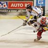 Jan Snopek z Pardubic dává bodyček Petru Tonovi ze Sparty v pátém utkání play off hokejové extraligy.