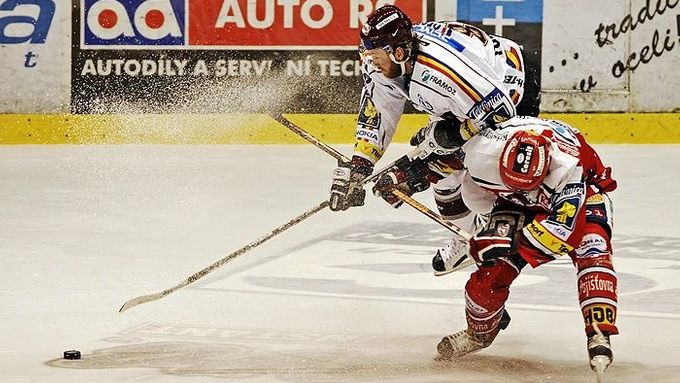 Jan Snopek z Pardubic dává bodyček Petru Tonovi ze Sparty v pátém utkání play off hokejové extraligy.