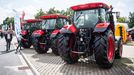 Expozice společnosti Zetor na agrosalonu Země živitelka. Firma na svých traktorech provedla pouze malé změny vzhledu a technického provedení.