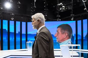 Foto: První debata Babiše s Pavlem před fanoušky. Podpořili je ministři i herci