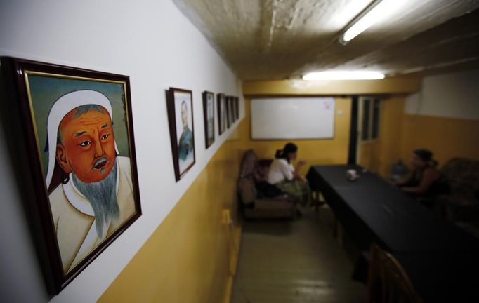 A painting of Mongolian national hero Genghis Khan hangs in the headquarters of the Mongolian neo-Nazi group Tsagaan Khass in Ulan Bator June 22, 2013. The group has rebranded itself as an environmentalist organisation fighting pollution by foreign-owned mines, seeking legitimacy as it sends Swastika-wearing members to check mining permits. Over the past years, ultra-nationalist groups have expanded in the country and among those garnering attention is Tsagaan Khass, which has recently shifted its focus from activities such as attacks on women it accuses of consorting with foreign men to environmental issues, with the stated goal of protecting Mongolia from foreign mining interests. This ultra-nationalist group was founded in the 1990s and currently has 100-plus members. Picture taken June 22, 2013. REUTERS/Carlos Barria (MONGOLIA - Tags: POLITICS ENVIRONMENT BUSINESS SOCIETY EMPLOYMENT) ATTENTION EDITORS: PICTURE 14 OF 25 FOR PACKAGE 'MONGOLIA'S ENVIRONMENTAL NEO-NAZIS'. TO FIND ALL IMAGES SEARCH 'TSAGAAN KHASS' Published: Čec. 2, 2013, 9:58 dop.