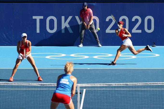 Viktorija Golubicová a Belinda Bencicová ve finále na OH 2020 proti  Barboře Krejčíkové