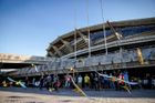 Jako obří mexická vlna. Gigantický stadion se poroučel k zemi, záběry obletěly svět