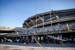 Jako obří mexická vlna. Gigantický stadion se poroučel k zemi, záběry obletěly svět