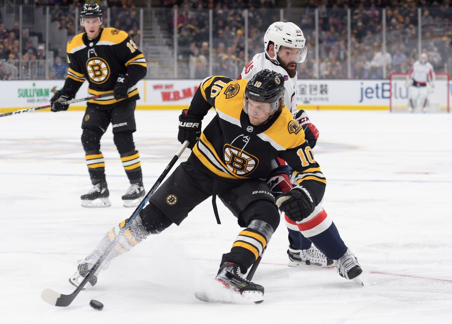 NHL 2019/20, Boston - Washington: Anders Bjork s pukem před Radkem Gudasem