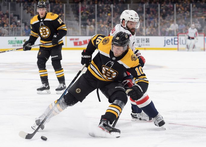 NHL 2019/20, Boston - Washington: Anders Bjork s pukem před Radkem Gudasem.