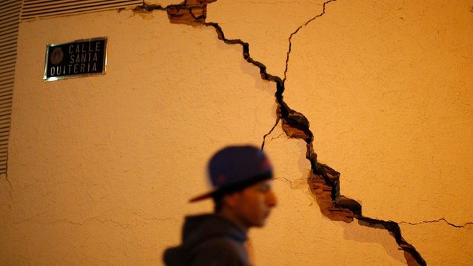 Otřesy půdy si zatím vyžádaly devět mrtvých.