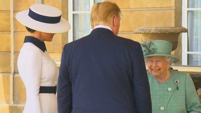 Královna Alžběta II. přivítala v Buckinghamském paláci amerického prezidenta Donalda Trumpa a jeho choť Melanii.