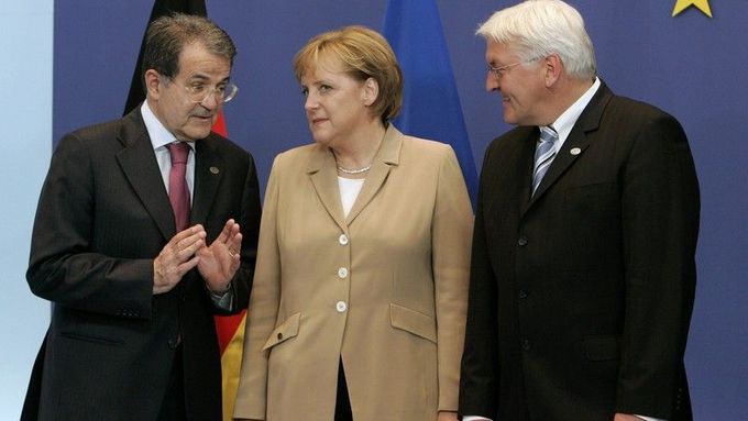 Zastánci současného znění euroústavy: Ital Romano Prodi, Němka Angela Merkelová a šéf německé diplomacie Frank-Walter Steinmeier