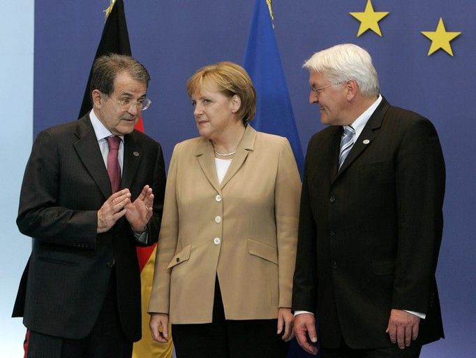 Zastánci současného znění euroústavy: Ital Romano Prodi, Němka Angela Merkelová a šéf německé diplomacie Frank-Walter Steinmeier