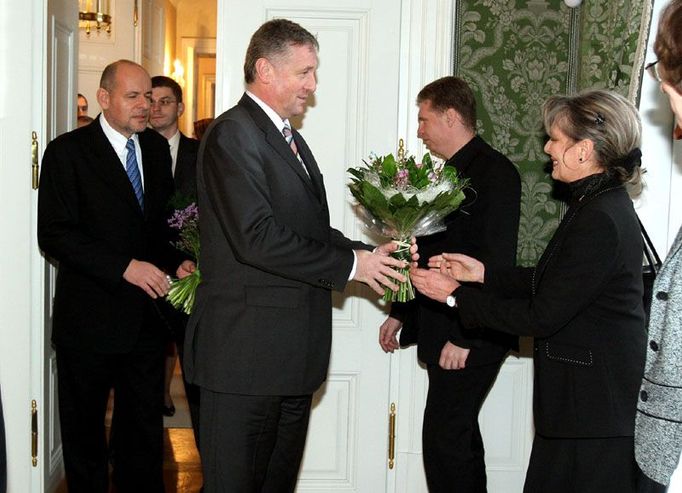 Jen pár týdnů zůstala ve vládě známá dokumentaristka Helena Třeštíková. Kvůli politickým tlakům, jak má obsadit křesla náměstků ve svém úřadě, rychle rezignovala. Nahradil ji senátor Jehlička (stojí za zády premiéra).