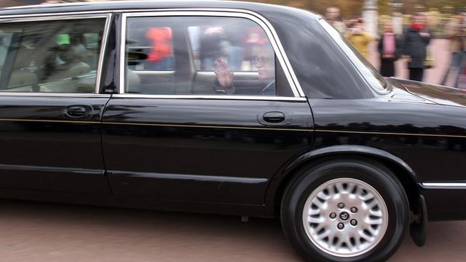 I za limuzínu, která vezla k britské královně prezidenta Klause, se bude nejspíš platit vyšší daň.