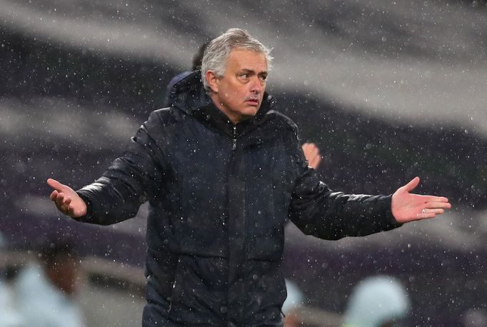 Kouč Tottenhamu José Mourinho při zápase s Chelsea