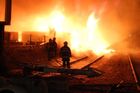 V Těchoníně hoří textilka, škody jdou do milionů
