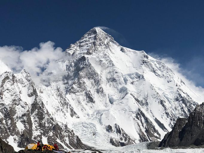 Tomáš Petreček leze na K2 (hora K2 a base camp)