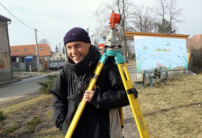 Minulé pondělí geodeti zaměřili starostou vytipované nejnižší místo v obci - právě v blízkosti autobusové zastávky.