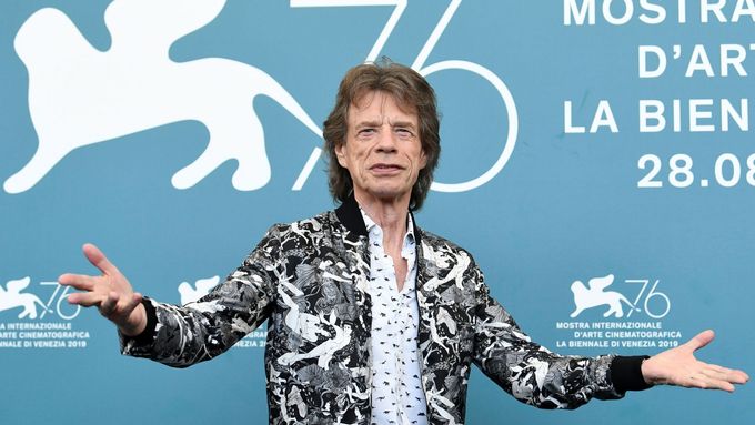 Mick Jagger ztvárnil dealera umění, jenž vlastní luxusní vilu u Comského jezera.