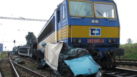 Nákladní vlak smetl auto a vykolejil